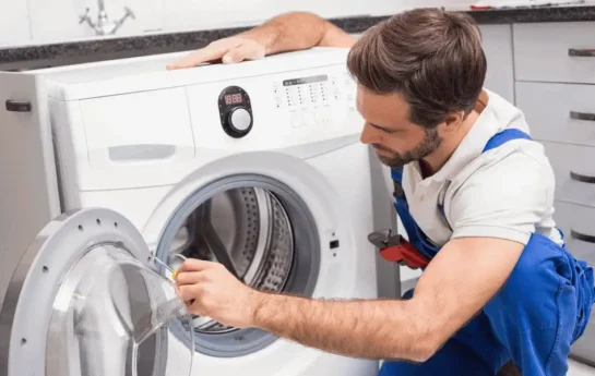 reparando lavadoras y secadoras con un técnico profesional